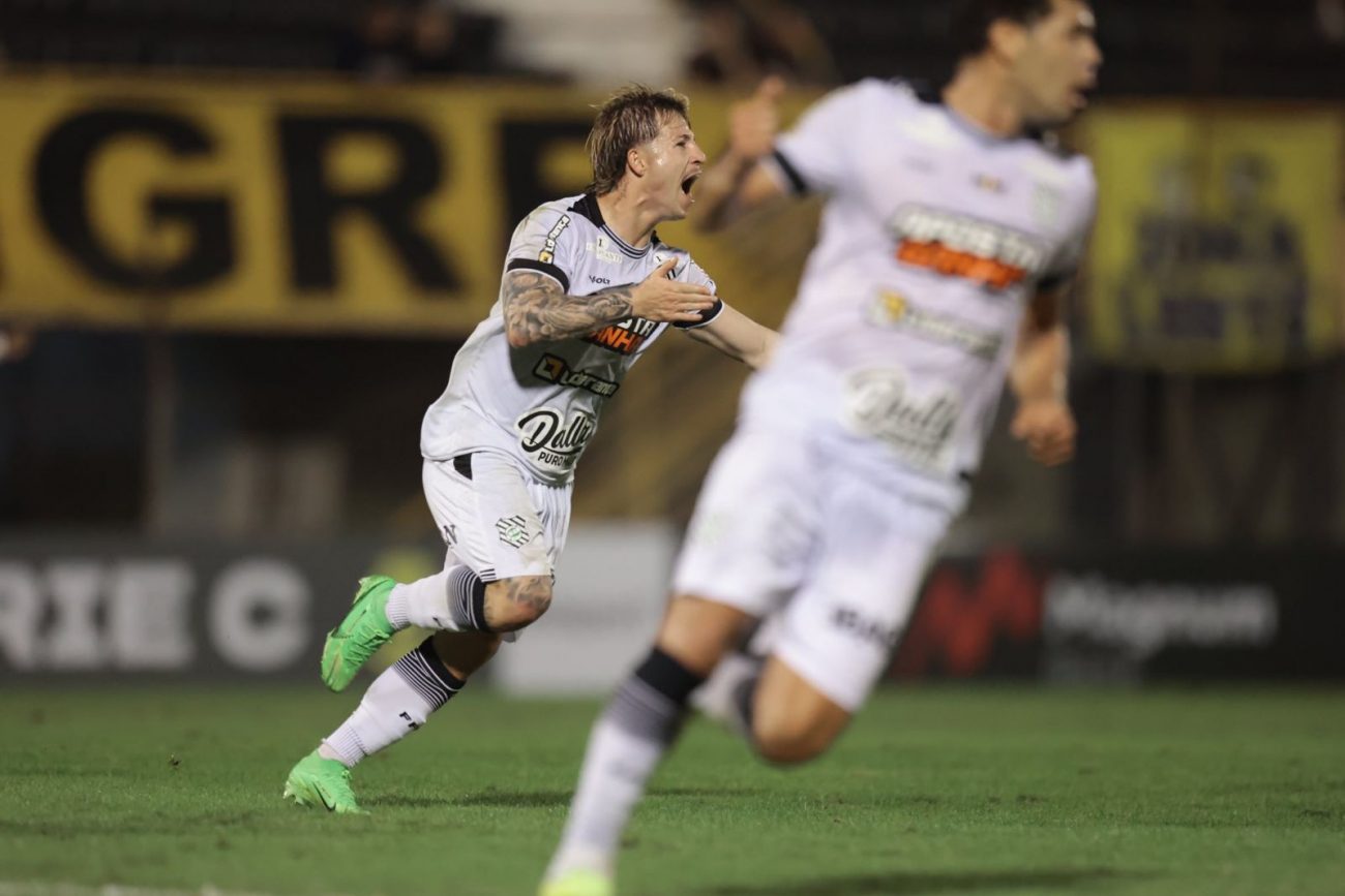 Guilherme Pato comemora o gol de empate do Figueirense - Beno Küster/Divulgação