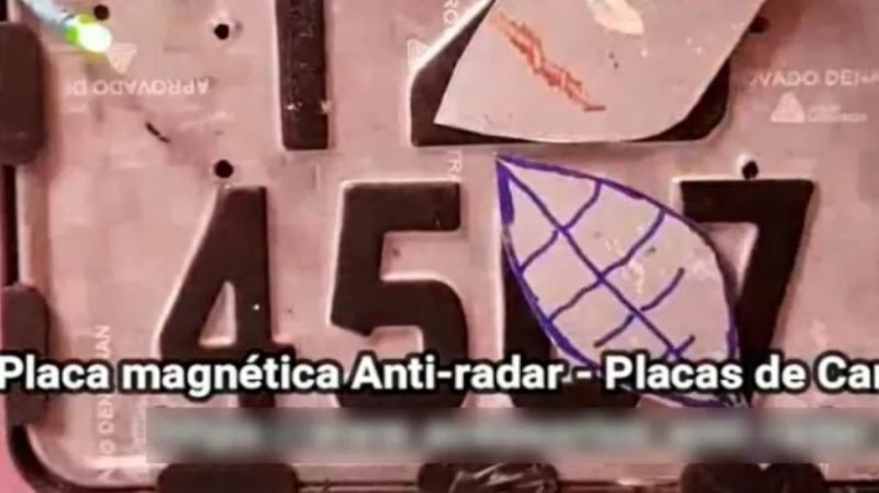 na imagem aparece desenho da folha magnética evitando que sensores vejam número da placa de carro 