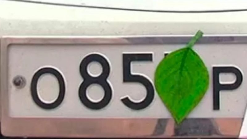 na imagem aparece uma folha magnética encobrindo um número da placa de um carro