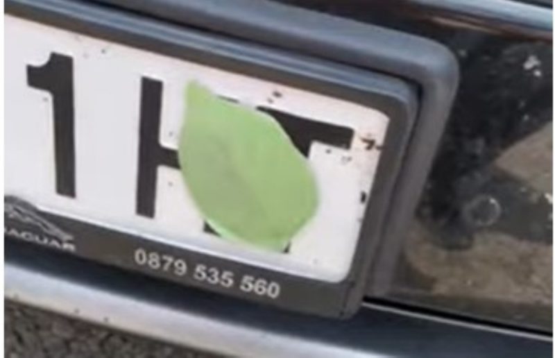 na imagem aparecem folha magnética aparece escondendo números e letras da placa dos carros