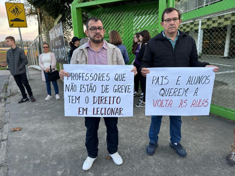 Segundo os pais, alguns professores querem retornar, mas s&atilde;o coagidos a n&atilde;o darem aula por conta da greve do IFC – Foto: Moises Stuker/NDTV
