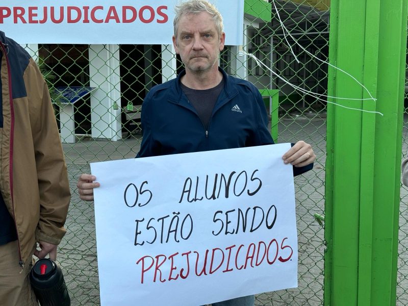 Pais se re&uacute;nem em frente ao IFC para menifestar contra greve de servidores – Foto: Moises Stuker/NDTV