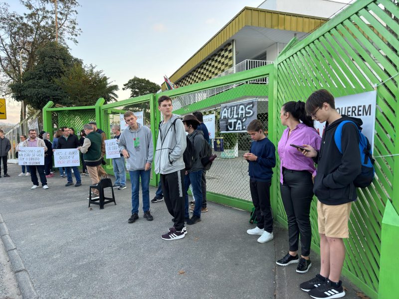 Alunos est&atilde;o h&aacute; 50 dias sem aula por conta da greve do IFC – Foto: Moises Stuker/NDTV