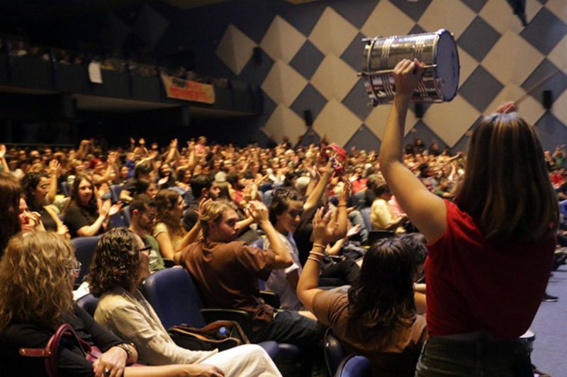 Estudante toca tambor na sessão aberta do Conselho Universitário, que decidiu manter o calendário acadêmico mesmo diante da greve na UFSC