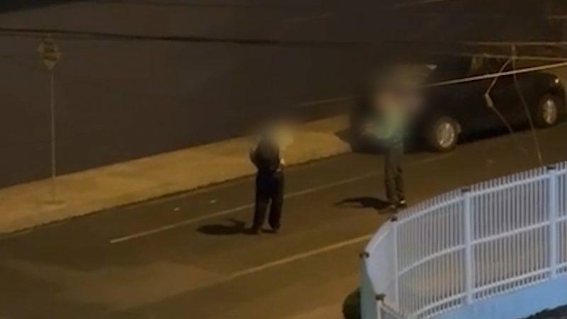 Durante a discuss&atilde;o, homem foi se aproximando e dist&acirc;ncia do guarda municipal foi diminuindo – Foto: Reprodu&ccedil;&atilde;o/ND