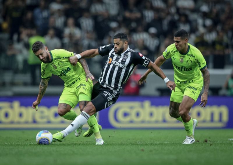 Atacante do Galo disputa bola em Atl&eacute;tico-MG e Palmeiras – Foto: Divulga&ccedil;&atilde;oAtl&eacute;tico-MG