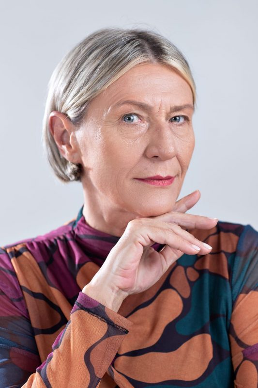 Natural de Monda&iacute; e residente em Florian&oacute;polis onde se formou em Arquitetura e Urbanismo, Iara Dreger coleciona diversas exposi&ccedil;&otilde;es coletivas e individuais. No campo da arquitetura trabalhou tamb&eacute;m em projetos com o paisagista Burle Marx. – Foto: Divulga&ccedil;&atilde;o