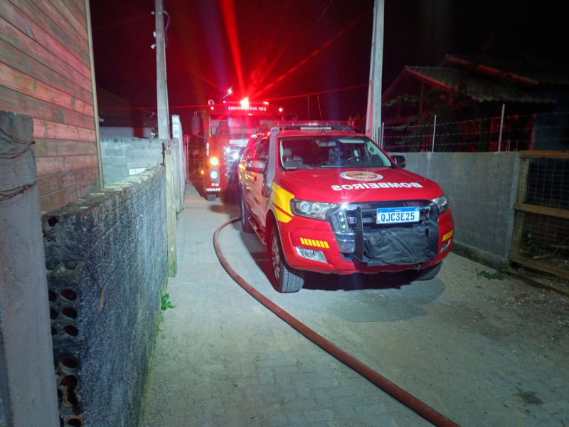 Segundo os bombeiros, a vítima era proprietária da casa tomada pelo fogo 