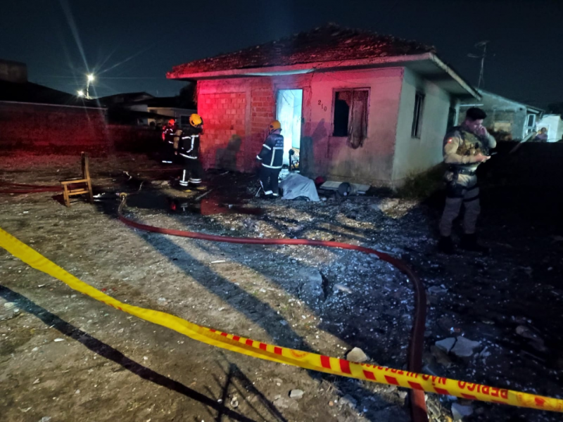 Uma pessoa foi encontrada morta na casa atingida pelas chamas