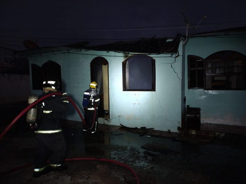 Incêndio atinge terreno com 30 casas em Florianópolis