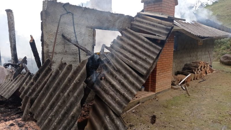 Casa com telhado caído após pegar fogo em Timbó