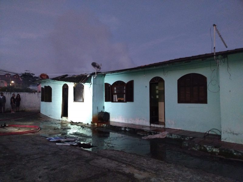 Fogo atinge terreno com casas geminadas no Norte da Ilha &mdash; Foto: CBMSC/Divulga&ccedil;&atilde;o/ND