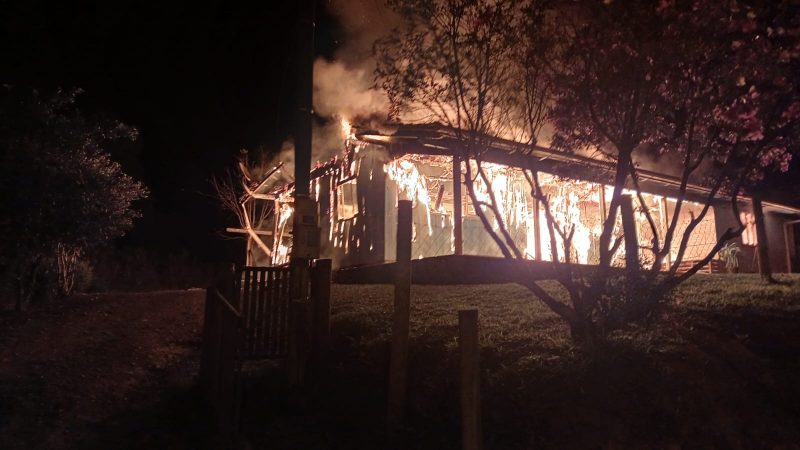 Homem não aceita fim do relacionamento e ateia fogo na casa da ex-companheira em SC 