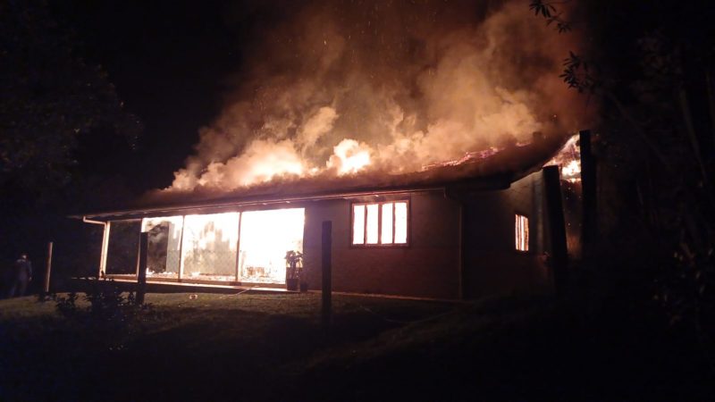 Segundo os bombeiros, foram usados cerca de 16 mil litros de &aacute;gua – Foto: Divulga&ccedil;&atilde;o/Reprodu&ccedil;&atilde;o/ND