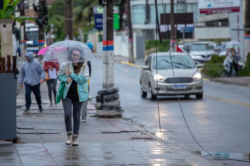 Imagem ilustrativa de mulher com guarda-chuva