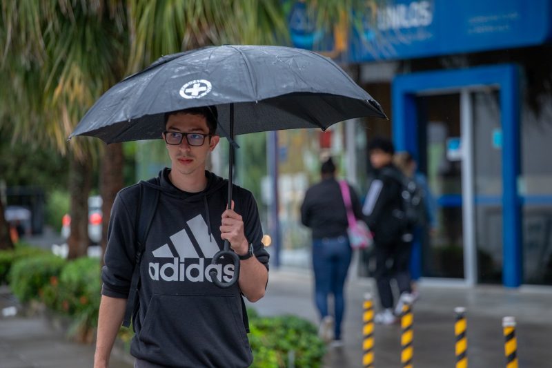 O estudante Ot&aacute;vio Valim n&atilde;o esperava que o tempo mudaria t&atilde;o rapidamente – Foto: Germano Rorato/ND