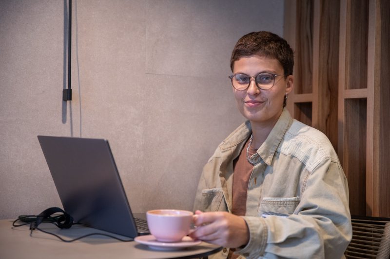 Ana Carolina pediu um expresso para afastar o frio – Foto: Germano Rorato/ND