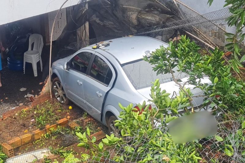 Carro caiu em pátio de casa 