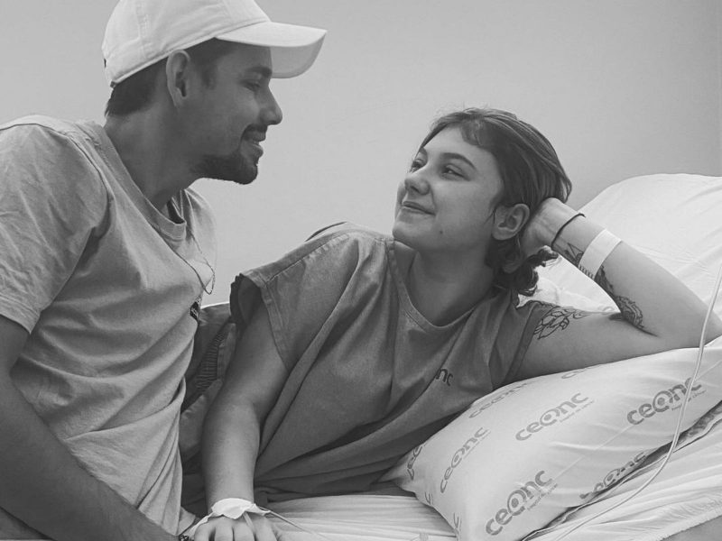 Isabel Veloso e o marido em uma cama de hospital 