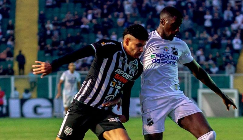 Jefinho fez o gol do Figueirense no primeiro tempo ao aproveitar cruzamento de Samuel