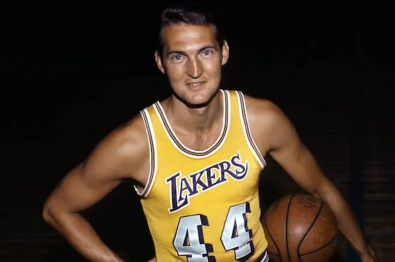 Ex armador Jerry West vestindo a camisa do Los Angeles Lakers, clube o qual ele fez história