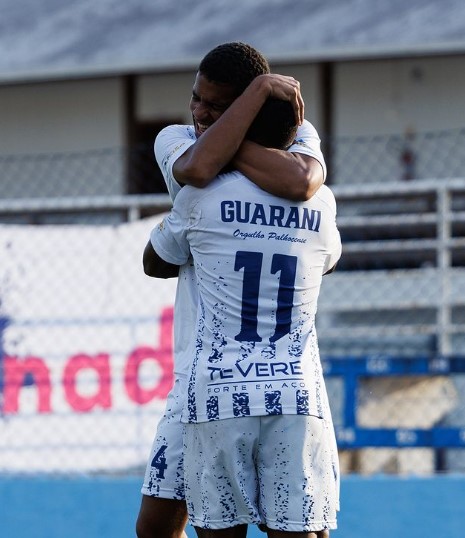Jogadores comemoram primeira vit&oacute;ria do Guarani na segundona – Foto: Reprodu&ccedil;&atilde;o/Redes Sociais