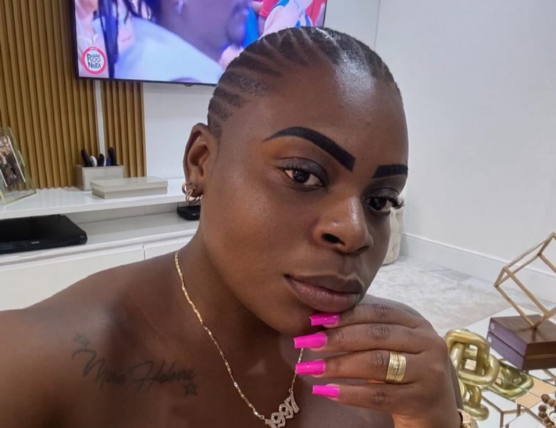 na foto, jojo todynho aparece com novo corte de cabelo e unhas rosas