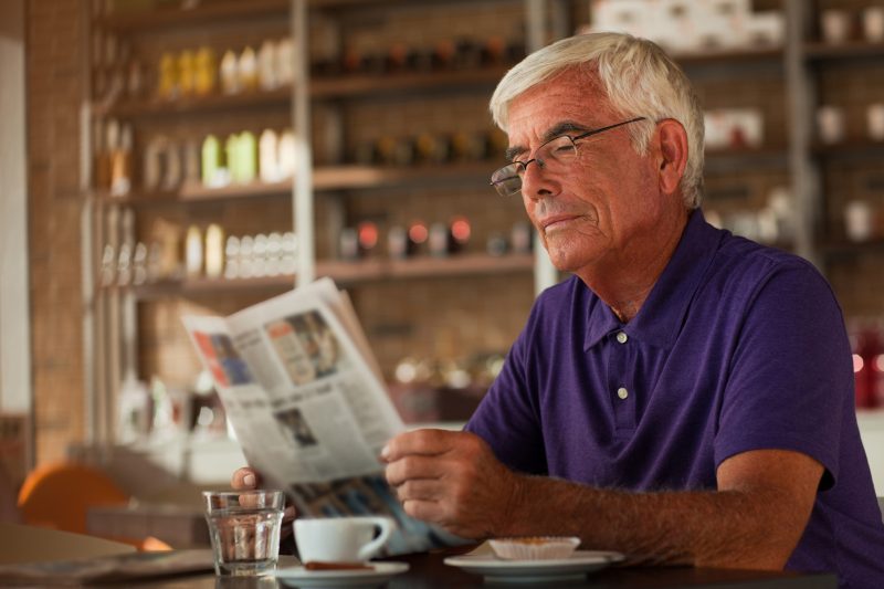 Homem lendo um jornal 