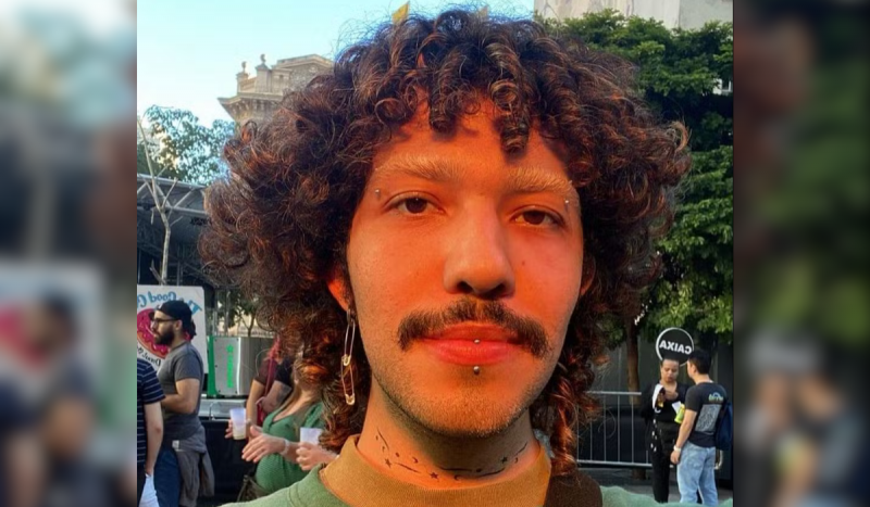 Leonardo Rodrigues, jovem morto após ir a encontro marcado por aplicativo de relacionamento - Foto mostra homem branco com bigode e piercing no lábio inferior e no supercílio do olho esquerdo. Ele tem cabelos curtos e cacheados e sobrancelhas descoloridas.