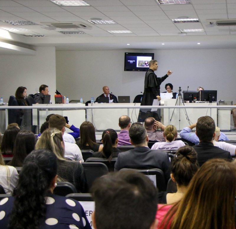 Sala do Tribunal do Júri com diversas pessoas acompanhando julgamento do caso do Jaguar 
