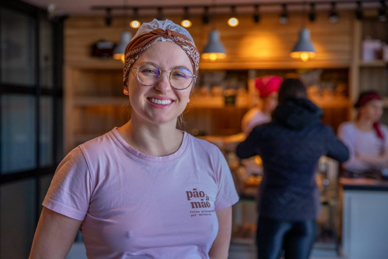 Júlia Arruda Macedo é a proprietária da Pão à Mão, uma padaria de Florianópolis composta 100% por mulheres