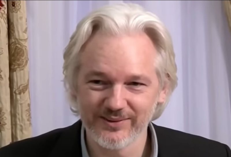 Na foto, Assange aparece sorrindo após entrevista