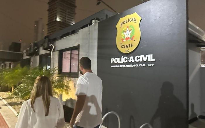 Imagem mostra Juliana Pavan saindo de delegacia após sessão conturbada na câmara de vereadores de Balneário Camboriú