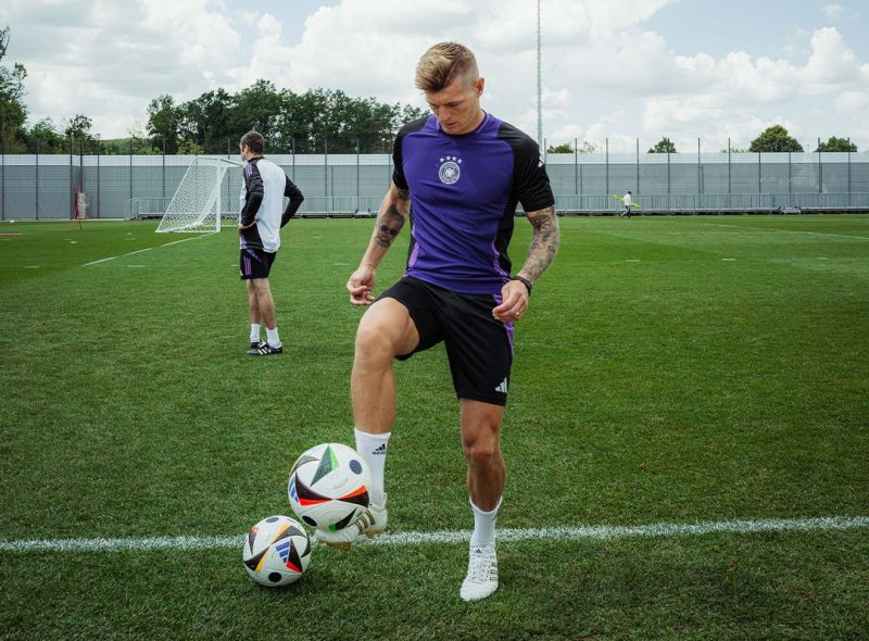 Toni Kroos levanta a bola durante treino da Alemanha