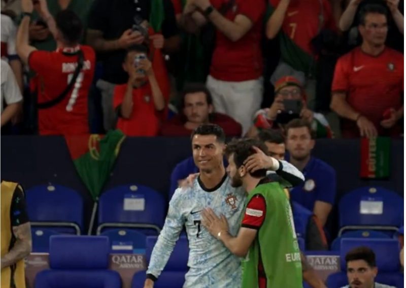 Cristiano Ronaldo é atencioso com Kvaratskhelia