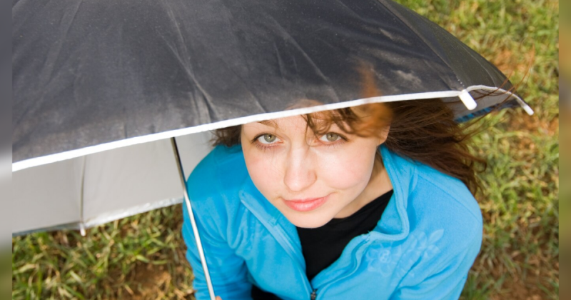 La Niña: mulher segurando um guarda-chuva