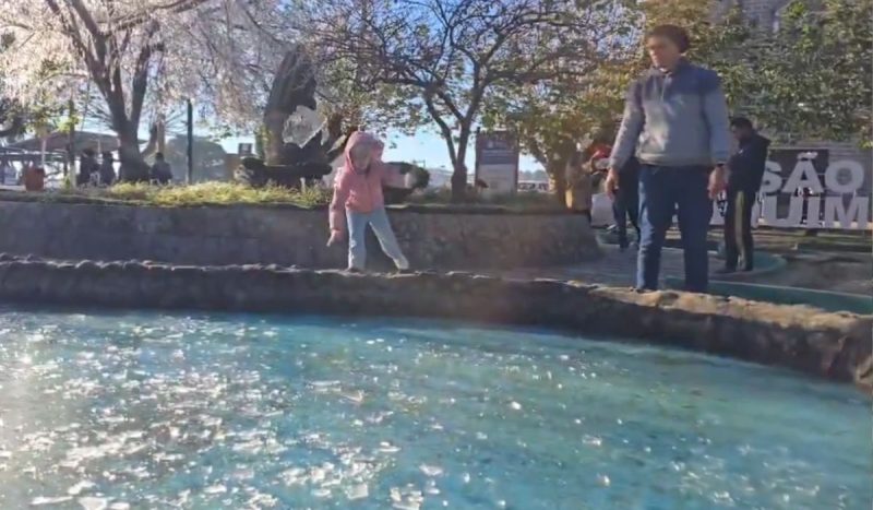 Frio de -8,5ºC deixou lago cogelado em São Joquim