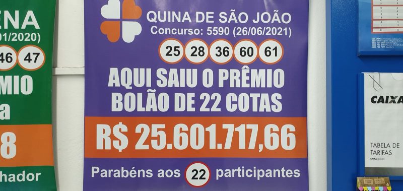 Banner em casa lotérica de Blumenau com informações sobre a última aposta ganhadora da Quina de São João 