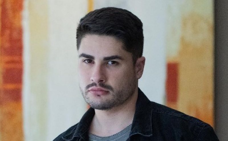 Na imagem aparece Lucas Souza sério e olhando para frente na foto