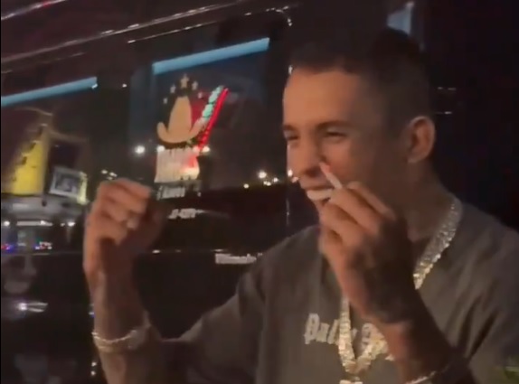 Carlos Prates comemorou o b&ocirc;nus fumando um cigarrinho – Foto: AgFight/Reprodu&ccedil;&atilde;o/ND