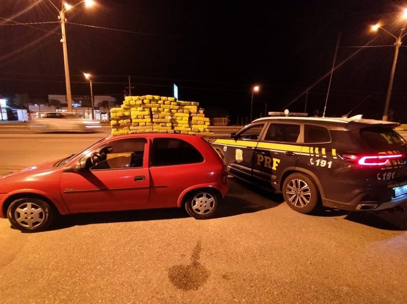 Dois homens s&atilde;o presos em Itapema com 121 kg de maconha – Foto: PRF/ Divulga&ccedil;&atilde;o