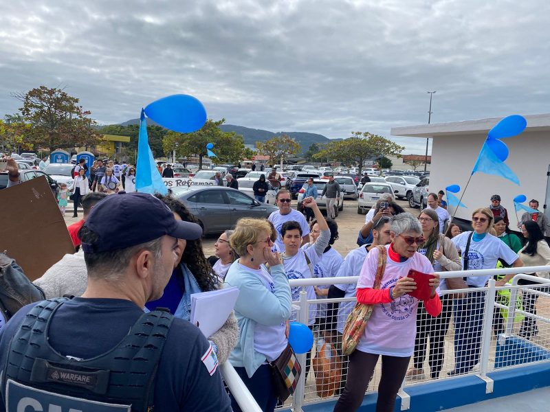 Manifestantes em frente ao Multihospital de Florianópolis