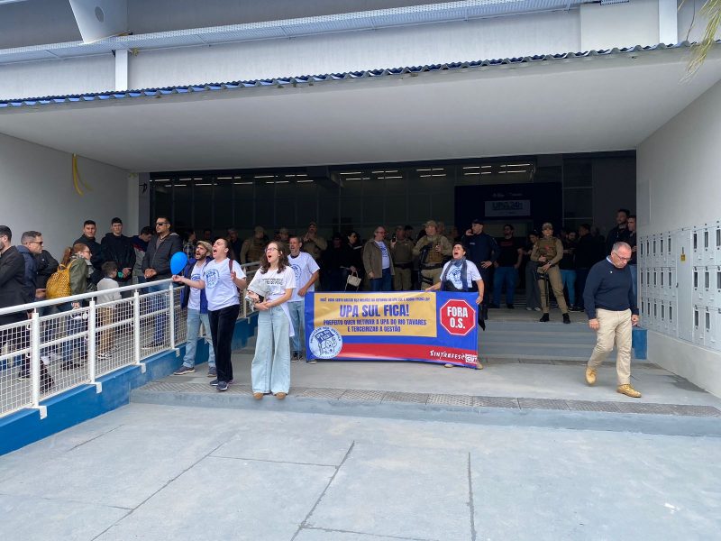 Manifestantes com cartaz escrito "UPA Sul Fica"