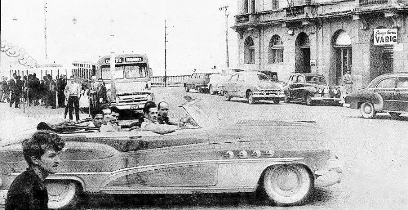 Manoel de Menezes com Garrincha em frente ao hotel Laporta – Foto: Reprodu&ccedil;&atilde;o/ND