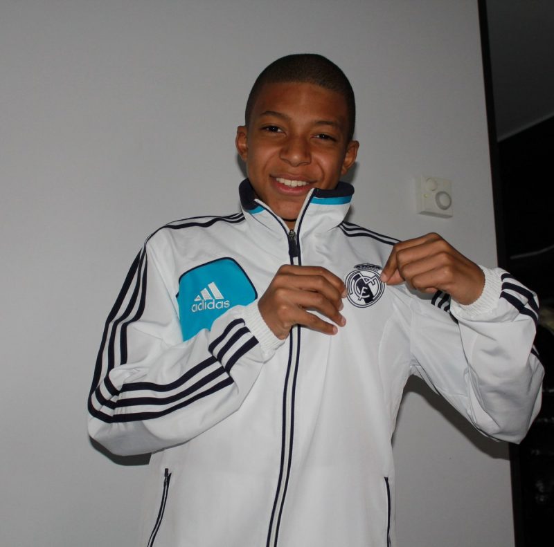 Mbappé quando criança usando camisa do Real Madrid