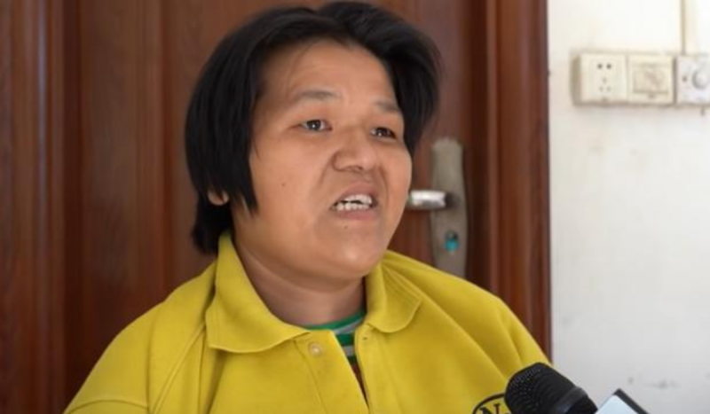 Mulher asiática de pele parda de boca semiaberta enquanto fala em entrevista. Ela usa blusa polo na cor mostarda e tem cabelos curtos e escuros