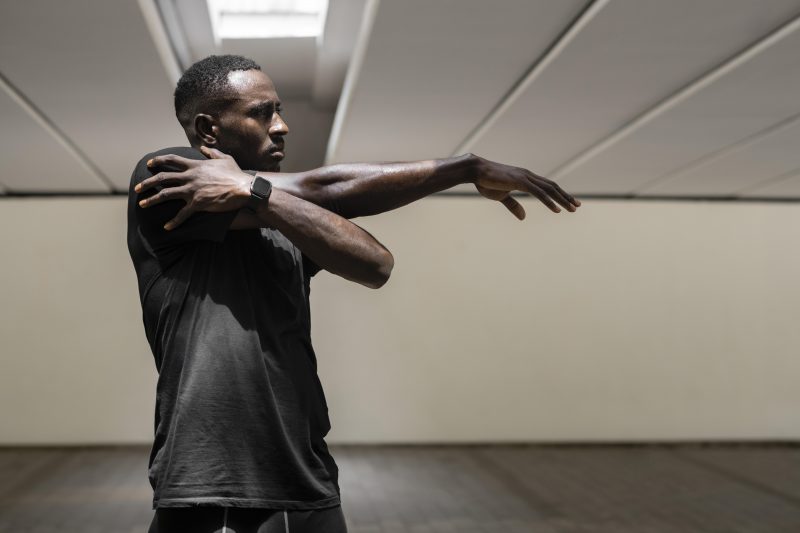 Alongamentos ajudam a relaxar a tensão nos braços, ombros e pescoço 