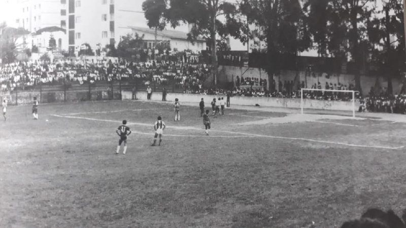 O Ava&iacute; em campo em 1981 diante um advers&aacute;rio no est&aacute;dio Adolfo Konder, que ficava onde hoje &eacute; o Shopping Beira Mar, aqui na Capital. A trave que aparece nesta foto ficava do lado da atual rua Altamiro Guimar&atilde;es. Dois anos depois, o time azurra se mudaria para o est&aacute;dio da Ressacada, no Sul de Florian&oacute;polis.