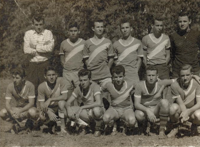 Time do Primeiro Cientifico do Col&eacute;gio Catarinense, nas Olimp&iacute;adas de Santo In&aacute;cio, em 1959 com os seguintes atletas: Volney Carlim, Juarez Carvalho, Moacir Schulz, M&aacute;rcio Albani, S&eacute;rgio Prosd&oacute;cimo, Geraldo Barcelos, Guido Melo, Cesar Guimar&atilde;es, Ricardo Souza, Luiz Correa, Silvio e Fernando Alves.