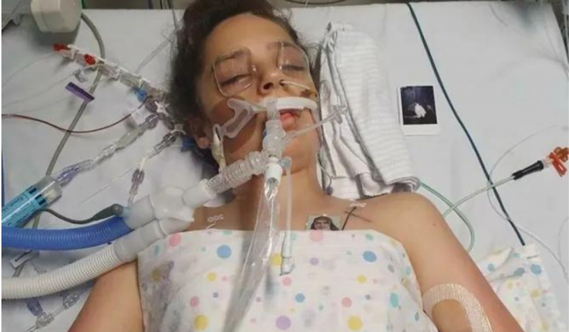 Menina deitada em cama de hospital usando aparelhos de suporte respiratório. Foto é utilizada para ilustrar matéria sobre adolescente com o coração falhando